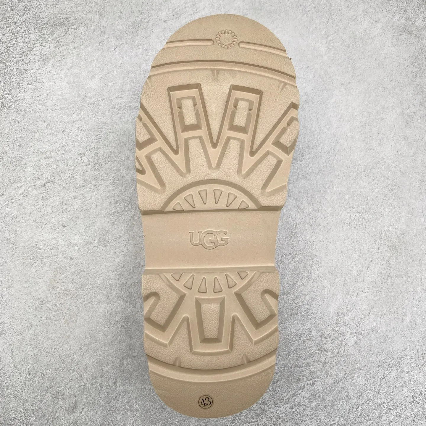 Pick up locally 💰600 UGG 6913 Tasman Lug suede round toe lightweight low-top lifestyle casual shoes. All shoes are made from the same factory as ZP. Longfeng A-grade Australian imported sheepskin and wool are integrated. Brand OEM production line fully follows the ZP process. OEM original pattern maker adheres to the principle of no original shoes and no development selection. Pay attention to every detail. The most authentic version on the market TREADLITE "Light Wing" technology outsole Lightweight/durable/flexible/pile size: 40 41 42 43 44 Coding: yby2936060